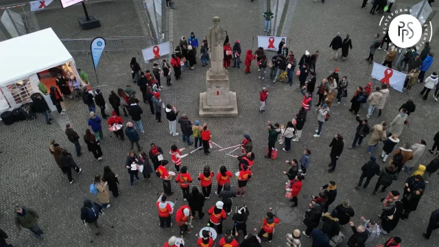 🔴 1.12.25 | Merci aux personnes qui ont participé à la mobilisation "Ruban Rouge Géant" ainsi qu'à toutes celles et ceux qui sont passé·es sur notre stand. 

Le quiz pour tester vos connaissances sur le VIH est toujours disponible ici : https://preventionsida.org/fr/vih-lequizz/

‼️ N'oubliez pas que si vous avez besoin d'informations autour du VIH mais aussi des autres IST (Infections Sexuellement Transmissibles), nous sommes disponibles toute l'année, via info@preventionsida.org, par téléphone au 02.733 72 99
ou dans nos locaux : Place de la Vieille Halle aux Blés, 29/28, 1000 - Bruxelles.
