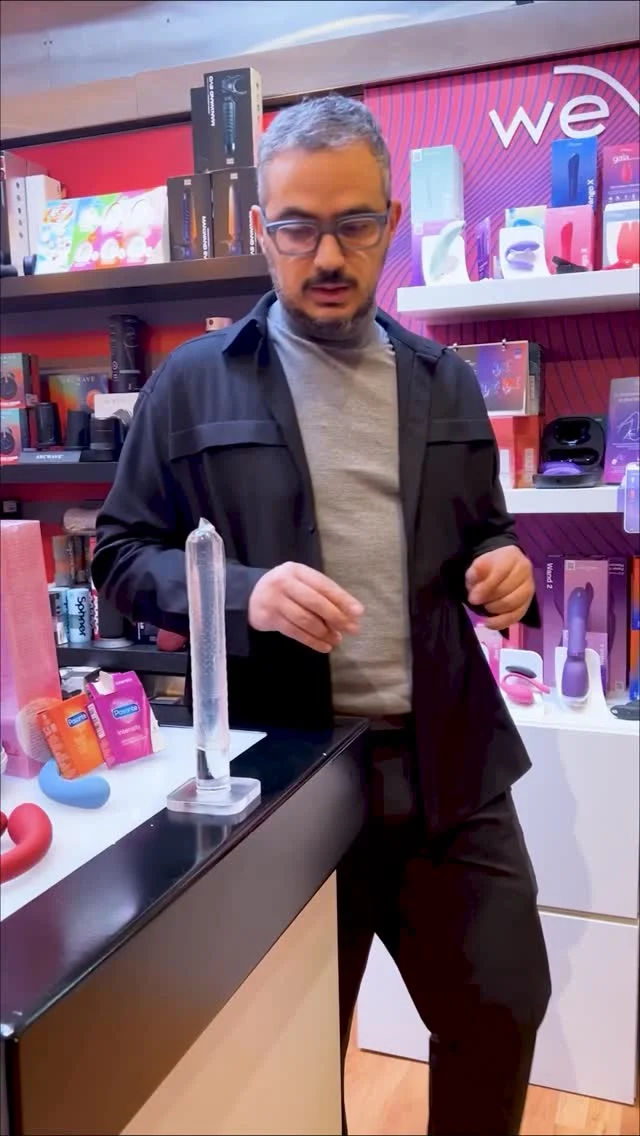 S'entraîner à mettre un préservatif dans le noir : bonne ou mauvaise idée ? 🤔😁 @lovelysinsbe #plaisir #protection #preservatif